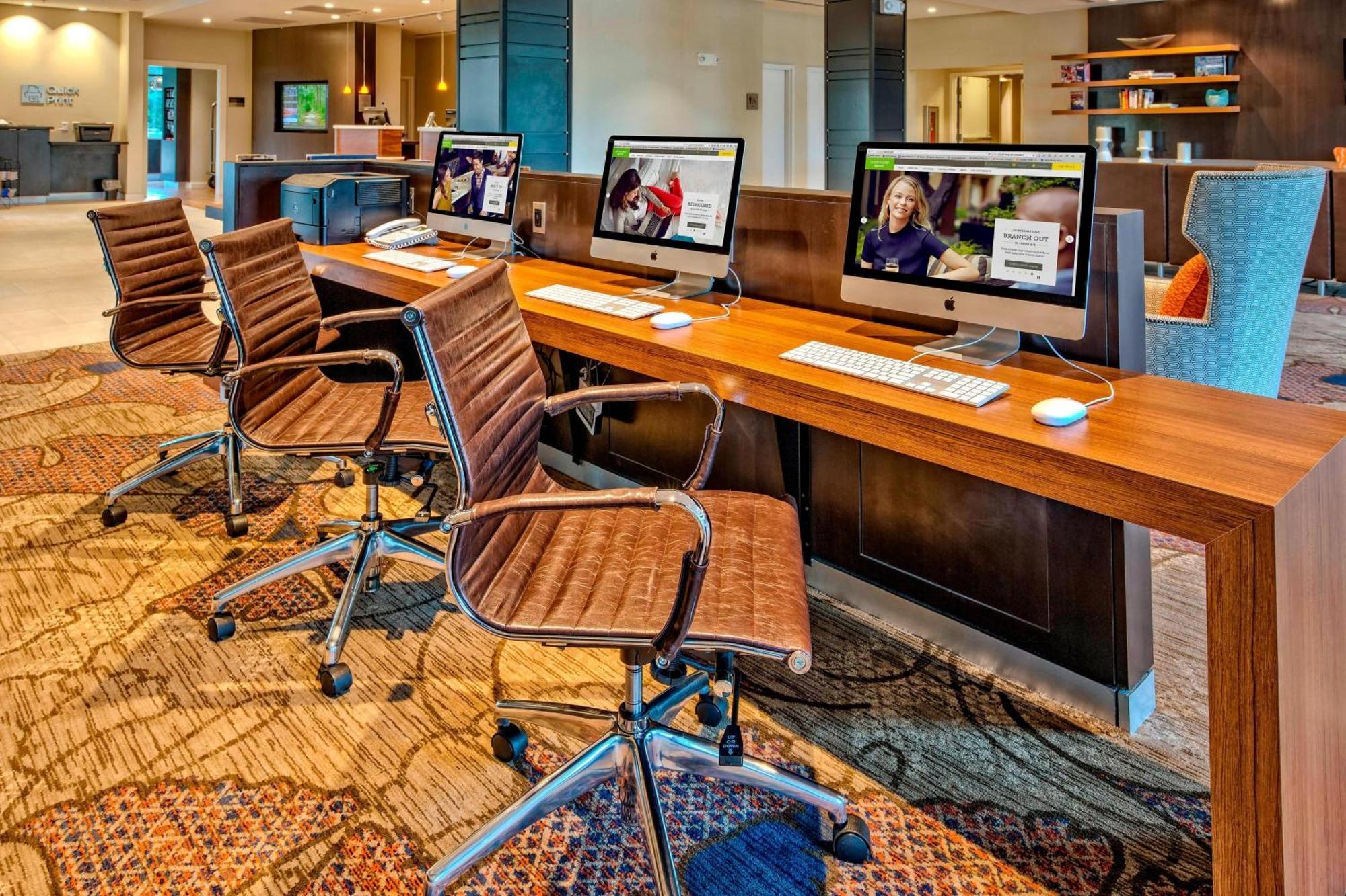 Отель Courtyard By Marriott Оксфорд Экстерьер фото